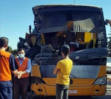 دام برس : إصابة 18 طالباً في حادث اصطدام حافلة وشاحنة على طريق عام حماة حمص